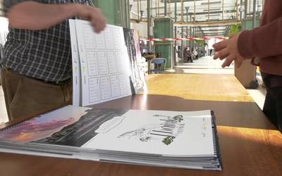 Tolosanklisk lehiaketaren bidez urtero egiten diren egutegiak banatzen ari dira Zerkausian