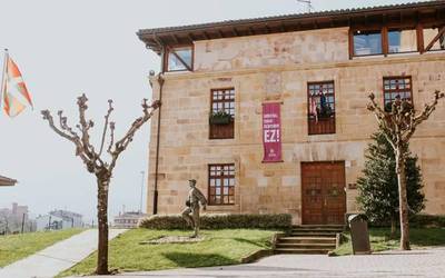 Iurretako alkateak dio udal  prozedura guztiak "lege barruan" egin direla