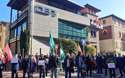 Bidaiarien garraio sektoreko patronalak hitzarmena desagertzea helburu duela salatu dute ELAk, CCOOk eta UGTk
