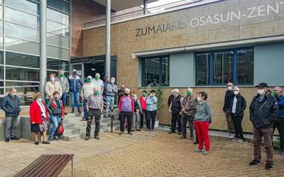 Anbulatorio aurrean elkarretaratu da jubilatuen talde bat osasungintza indartzea eskatzeko