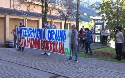 Aita Menniko koronabirus agerraldiaren harira elkarretaratze zaratatsua egin dute