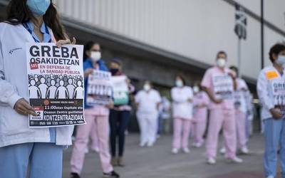 Egoeraz gogaituta daudela erakutsi dute gaur Bizkaiko Osakidetzako langileek
