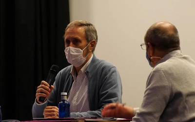 Memoria historikoaren gaineko mahai-inguru bat ospatu zen Ataungo herri-antzokian