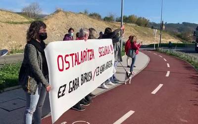 [BIDEOA]: Beste behin kalera irten dira protestan Iurretako ostalariak