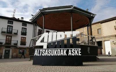 'Lau urte. Altsasukoak Aske' eskultura mustu dute, laugarren urteurrenean
