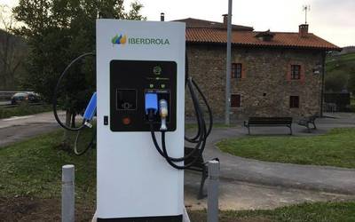 Auto elektrikoak kargatzeko puntua instalatu dute jadanik