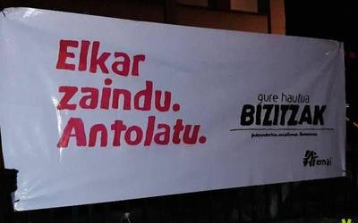 Malerrekako Ernai taldeak pandemia garaian elkarzaintza aldarrikatzen dituzten pankartak paratu dituzte