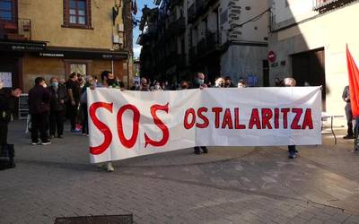 Ordiziako ostalariak kalera atera dira bizi duten egoera salatzeko