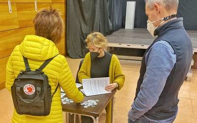 Euskaraldiko txapak banatzen ari dira kultur etxean