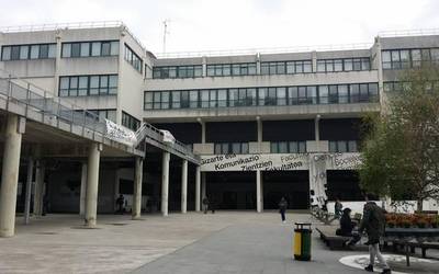 EHUko garbitzaileen grebagaz bat egin du Leioako campuseko neska* ikasleen taldeak