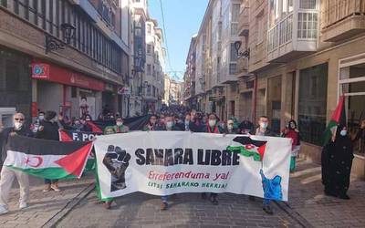 Mendebaldeko Sahararekiko elkartasunez kaleak hartu dituzte zumaiarrek