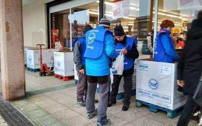 Elikagaien Bankurako bilketa egiten ari dira, baina aurten txartelen bidez