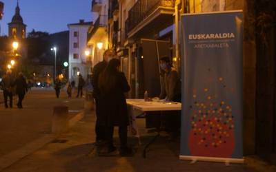 Euskaraldiari hasiera emateko, argazki erraldoia