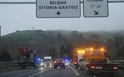 Auto batek eta kamioi batek talka egin dute Laudioko saihesbidean