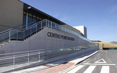 Telefono zerbitzurik gabe izan da Iruñeko espetxea hamar egunez