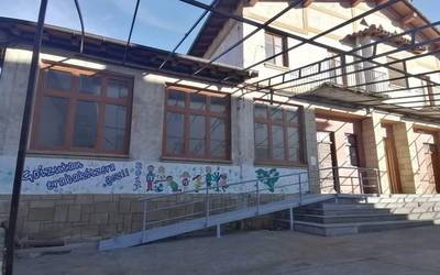 Arrapala jarri dute Goizuetako guraso elkartearen lokalean