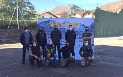 ‘Mendi biluzia’ dokumentala aurkeztu du Alex Txikonek Doneztebeko Mendiaren Egunean