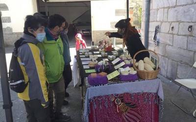 Eskualdeko artisauen produktuak ikusgai eta erosgai izan dira Lesakan