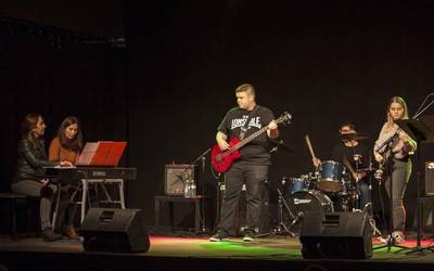 Musika eskolako ikasleen emanaldia Blues Hotsak jaialdian