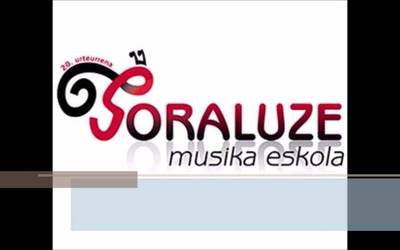 'Azaroak 22', musika eskolako ikasleen eskutik