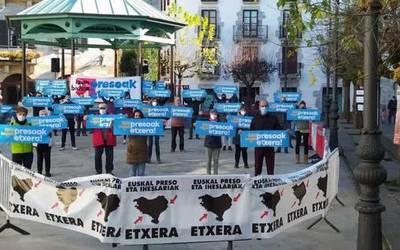 200 bat lagun bildu dira Lesakan egin duten 'Bortz herri martxan' manifestazioan