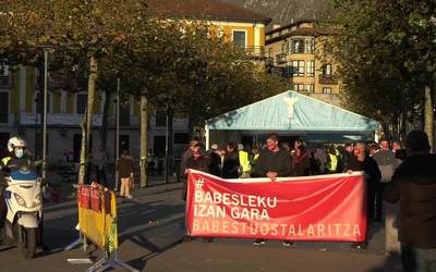 Manifestazio jendetsua egin dute Tolosan ostalaritzari babesa adierazteko
