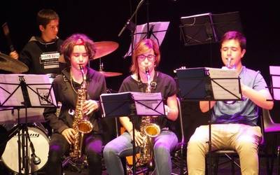 Mugarik Gabeko Musikarien kontzertu solidarioan parte hartuko du Bergarako Musika Eskolako Big Band-ak