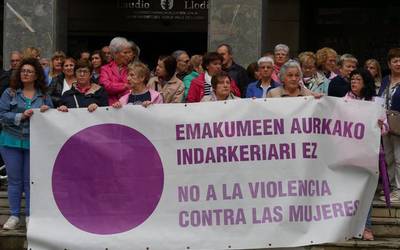 Indarkeria matxista pairatzen duten emakumeentzako diru-laguntzak murriztu dituztela salatu du EH Bilduk