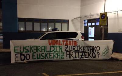Udaltzainei hizkuntza ohiturak aldatzea eskatu die Euskal Herrian Euskaraz taldeak