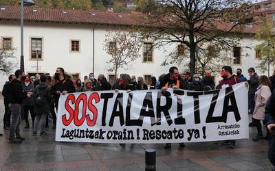 Laguntza behar dutela aldarrikatzeko, manifestazioa egin dute ostalariek