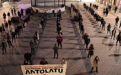 A25: Indarkeria matxistaren kontrako aldarriek hartu dituzte eskualdeko herrietako plazak eta kaleak