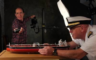 Argazkilaritzaren munduan murgildu gara Joxe Mari Telleria eta Xabier Garmendia itsas kapitainaren eskutik