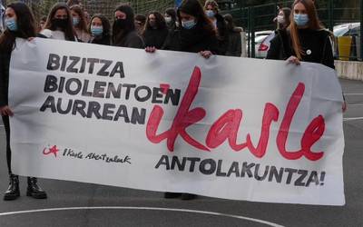 Azaroaren 25erako Ikasle Abertzaleak taldeak hainbat konzentrazio deitu dituzte ikastetxe ezberdinetan