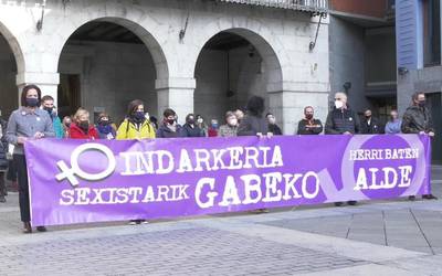 Elkarretaratzea egin du Tolosako Udalak “Indarkeria sexistarik gabeko herri baten alde” lelopean