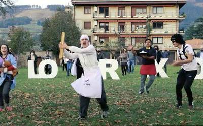 [BIDEOA]: 'Gurozun guztixa, Elorrixon!' spota, Elorrioko merkatarien eskutik
