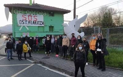[ARGAZKI GALERIA]: Berrizko ostalariek herriko tabernetan SOS Ostalaritza kartelak jarri dituzte