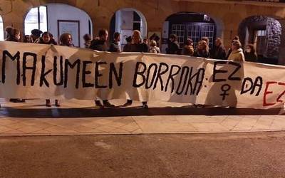 Atzo ilunabarrean Genero Indarkeriaren Aurkako egunaren harirat elkarretaratzea egin zuten Saran