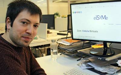 Mikel Anakabe: “Konfinamenduan eskolaren osagarri sortu genuena, eskola bilakatu da orain”