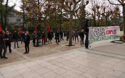 Palestinari elkartasuna adierazteko konzentrazioa egin zuten CAF kanpoan