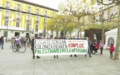 Herri Palestinarrari elkartasuna adierazteko, elkarretaratzea egin zen