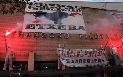 Berangoko herritar bat epaitegira deitu izana salatu du Amnistiaren Aldeko Mugimenduak