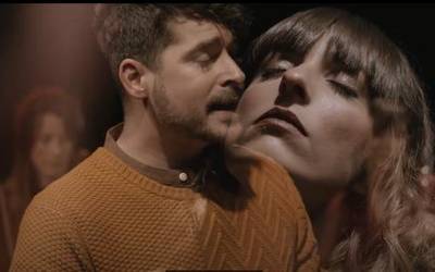 Xabi Bandinik single berria aurkeztu du Chica Sobresaltorekin