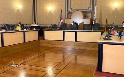 Iberdrolarekin eta Soralucerekin hitzarmenak aho batez, gorabehera tekniko askoko bilkura luzean