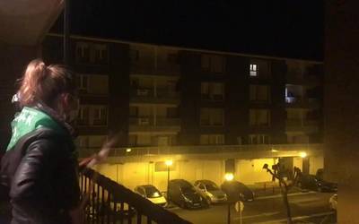 Jairik ez da izan, baina danborrada balkoietatik egin zuten ormaiztegiarrek