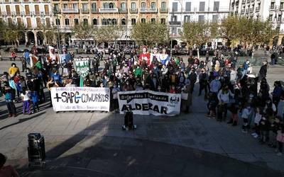 Jolasaren bidez, Iruñeko Aldezar elkarteari sostengua adierazi diote herritarrek