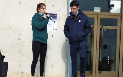 Euskararen Egunaren harira, Xabat Illarregi eta Ekhiñe Zapiainen bertso-saioa izan dute gaur Iruñean