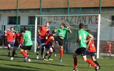 Etxeko lehen garaipenaren bila aterako da Baztan futbol talde nagusia larunbatean