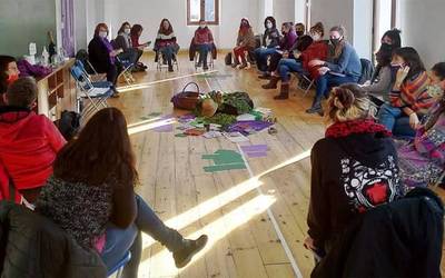 20 bat lagun bildu dira elikadura burujabetza eta feminismoaren inguruan Leitzan egin duten saioan