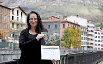 Ainhoa Beristain: "Gure herria beste begi batzuez ikusteko aukera eman dit Maxixatzeneko egutegiak"
