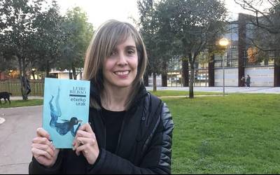 "Liburuak aita askoren begirada konplizea jaso du"